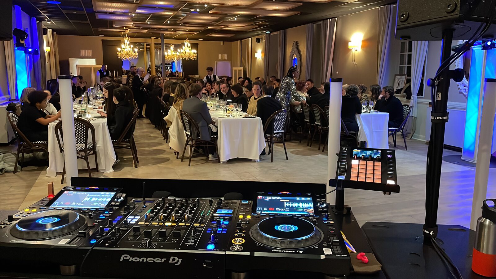 Installation DJ et équipement son et lumière pour un gala
