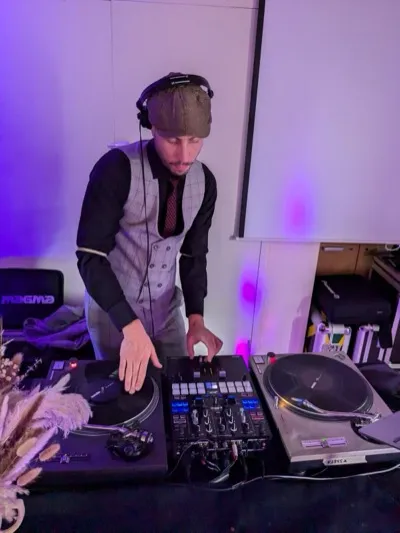 DJ en action aux platines
